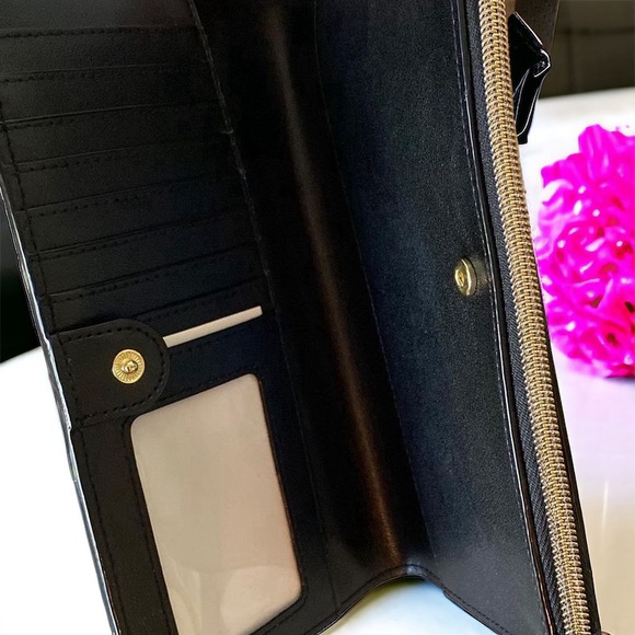 🍀Victoria's Secret NWOT Multicolor Chevron Slim Wristlet Wallet - Picture 3 of 4